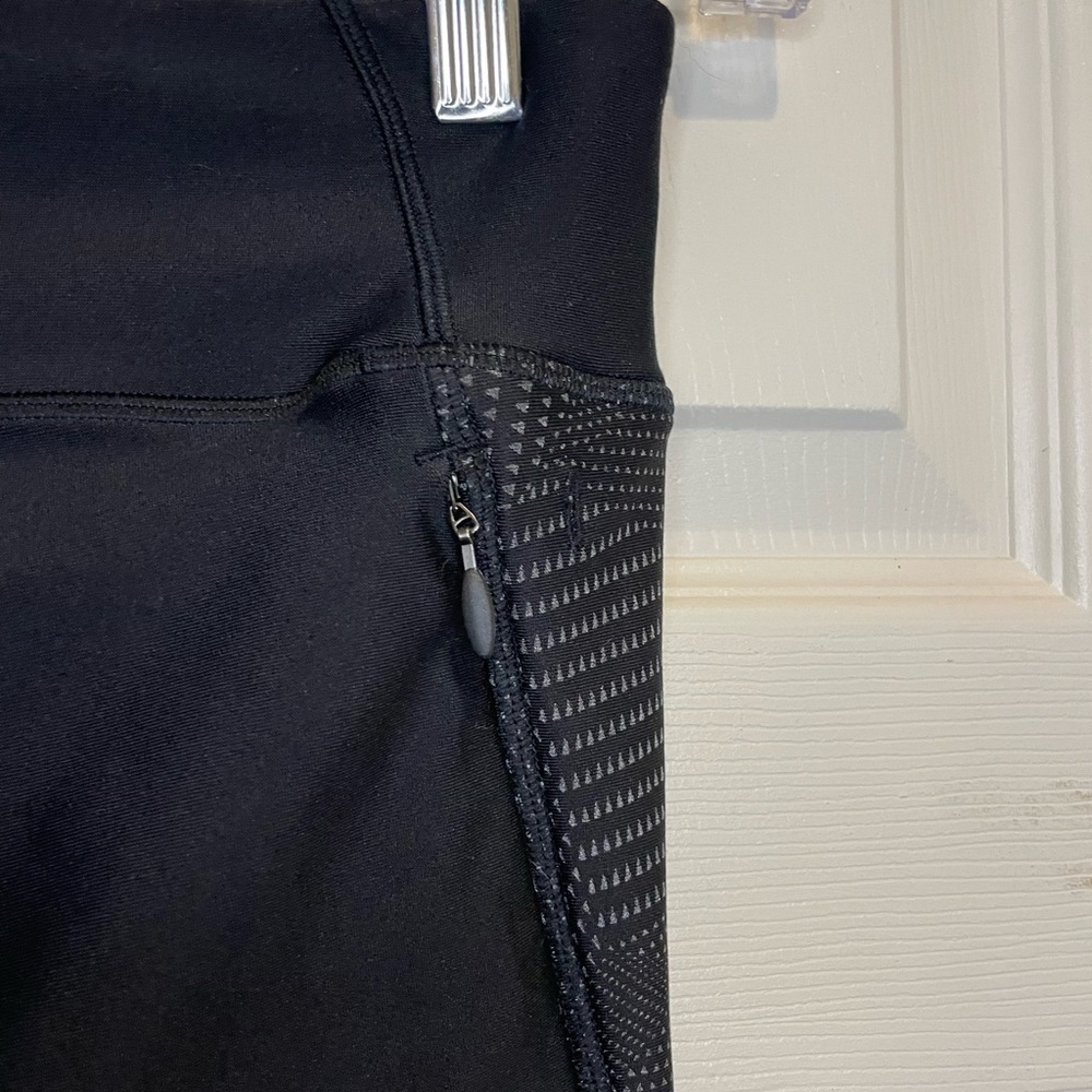 Under Armour Black Cropped‎ Leggings Mesh Detail - Picture 4 of 6
